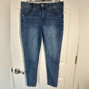 Democracy women’s size 8 ab technology skinny jeans. Blue. Denim.